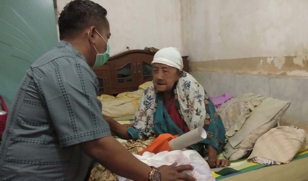 Relawan Cawali Surabaya Machfud Arifin memberikan bantuan paket sembako kepada warga Tanjungsari yang terdampak Virus Corona