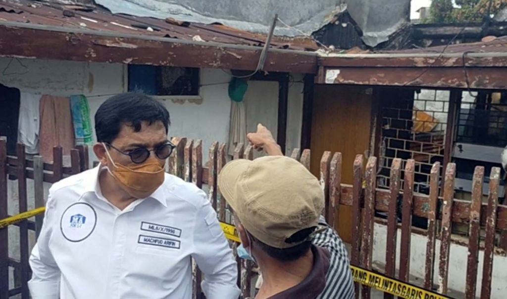 Calon Wali Kota Surabaya Machfud Arifin saat berbincang dengan salah satu warga Simolawang yang rumahnya terbakar