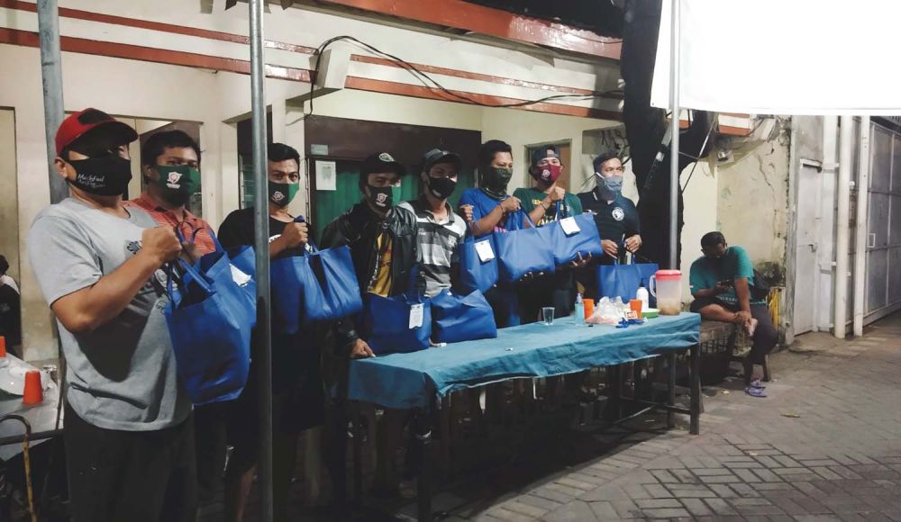 Para penjaga portal kampung di Tanjungsari, Sukomanunggal, Surabaya mendapat bantuan sembako dari Machfud Arifin