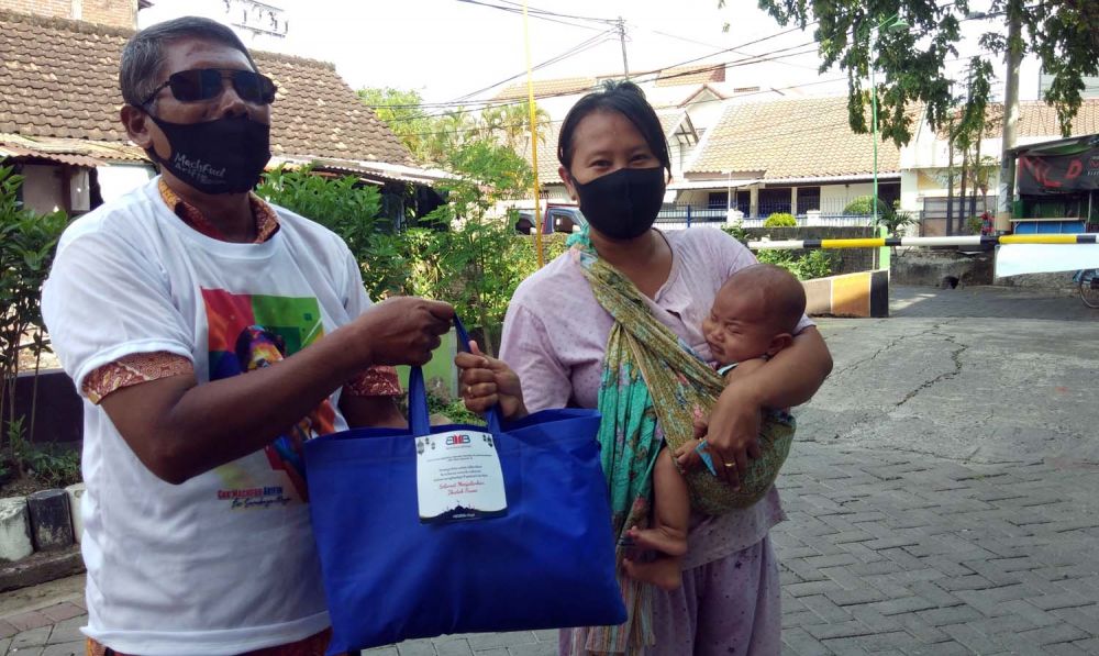 Selain para penjaga portal kampung, Machfud Arifin juga membagikan sembako kepada warga miskin di Surabaya