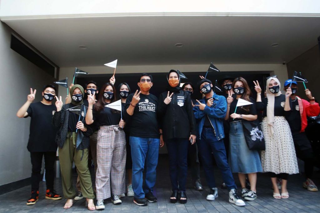 Calon Wali Kota Surabaya Machfud Arifin dan Ny Lita, istrinya bersama kaum milenial