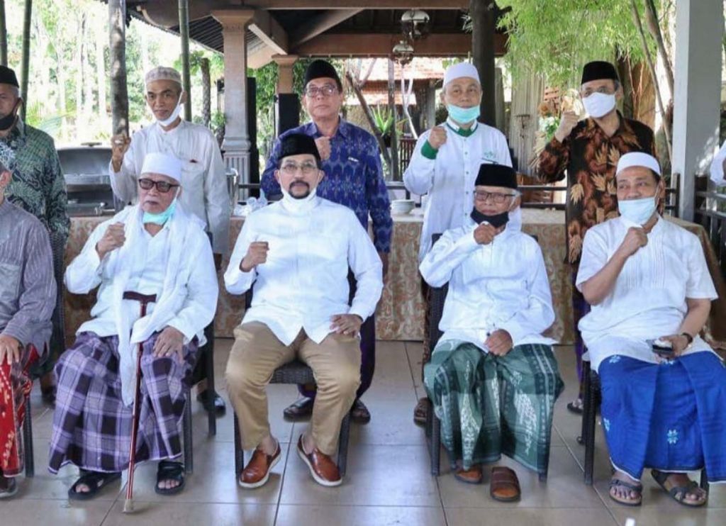 Machfud Arifin bersama KH Ali Maschan Moesa (baju batik biru) para kiai sepuh NU Jawa Timur