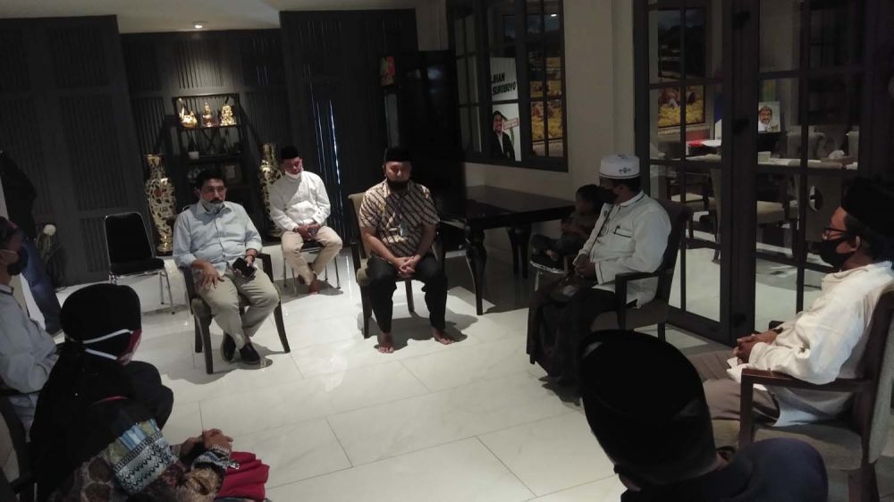 Calon Wali Kota Surabaya Machfud Arifin bersama para huffazh