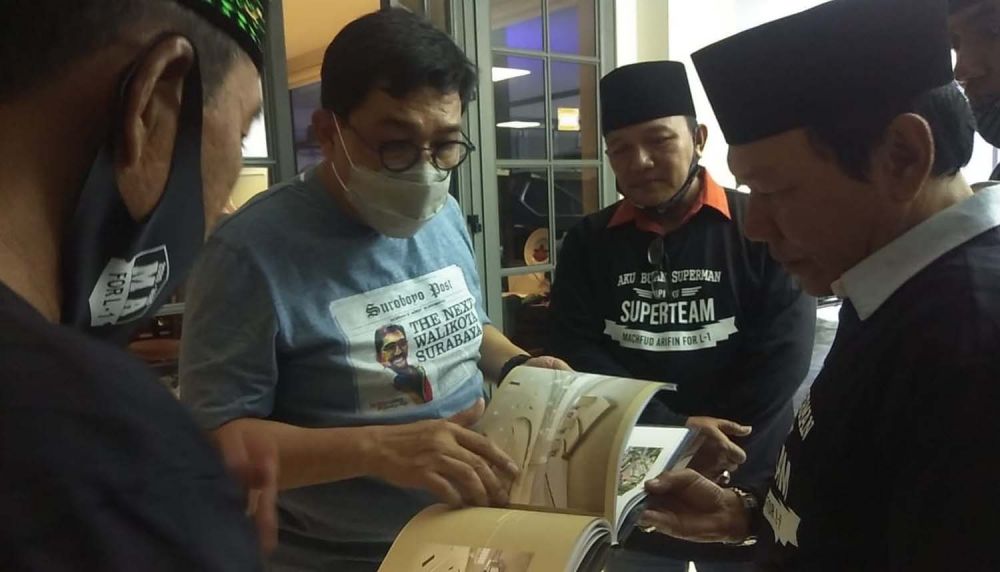 Calon Wali Kota Surabaya Irjen Pol (Purn) Machfud Arifin bersama Haji Muhammad dan Abah Zaenal