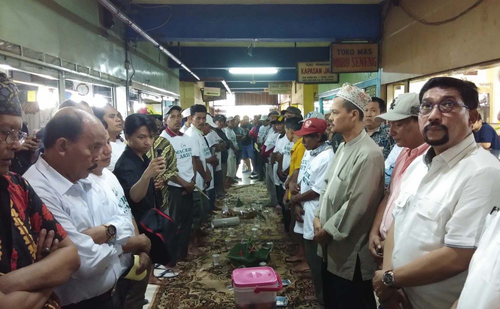 Machfud Arifin bersama para pedagang Pasar Kapasan Surabaya
