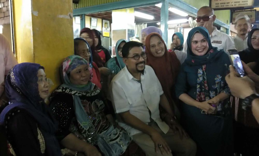 Ibu-ibu di Pasar Kapasan Surabaya antre foto bersama Machfud Arifin