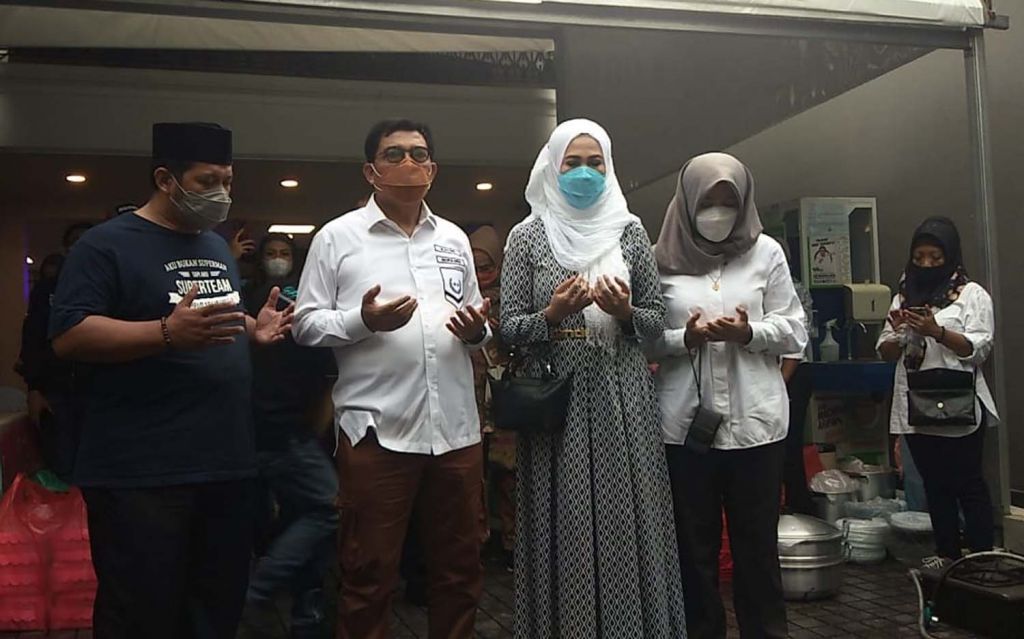 Machfud Arifin dan Ny Lita, istrinya berdoa sebelum berangkat nyoblos ke TPS