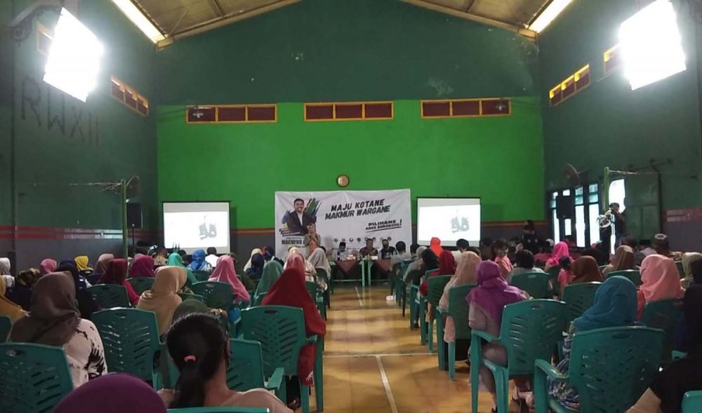 Cawali Surabaya Machfud Arifin dan istrinya Ny Lita saat menyapa warga RW 4 Kelurahan Simo Mulyo, Kecamatan Sukomanunggal