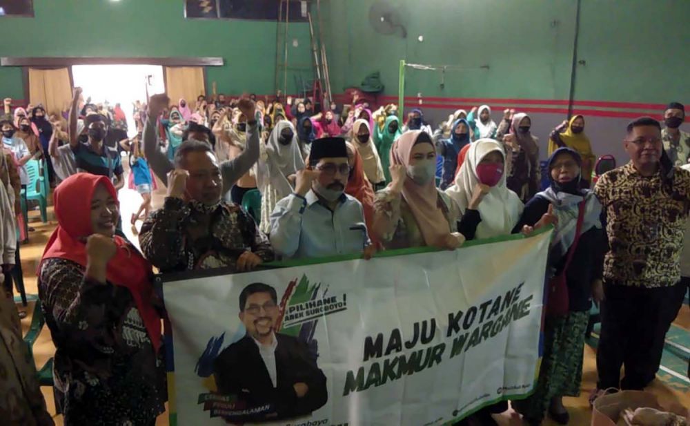 Cawali Surabaya Machfud Arifin dan istrinya Ny Lita saat menyapa warga RW 4 Kelurahan Simo Mulyo, Kecamatan Sukomanunggal