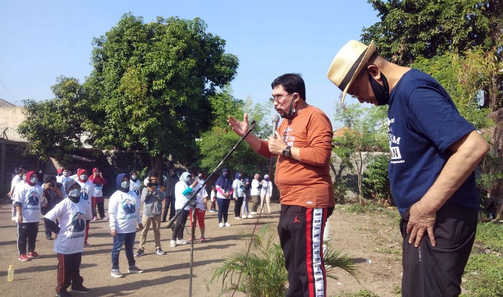 Calon Wali Kota Surabaya Machfud Arifin bersama Dahlan Iskan menyapa warga peserta senam berjemur sehat bugar di Mulyorejo