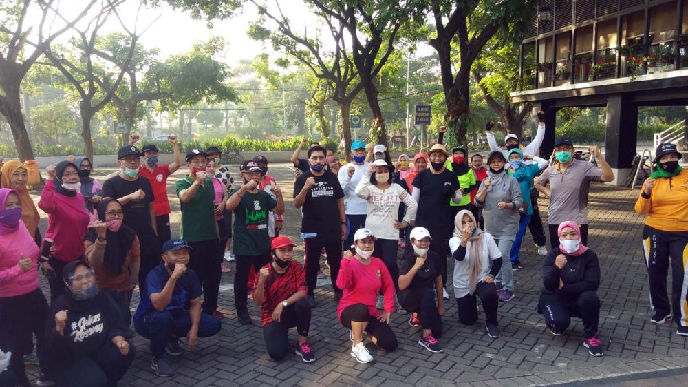 Dahlan Iskan dan Machfud Arifin usai senam pagi di depan gedung Graha Pena Surabaya