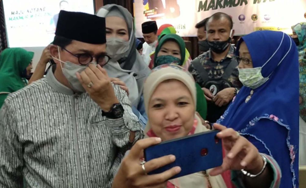 Salah satu anggota Fatayat NU Surabaya saat meminta foto bersama Cawali Machfud Arifin dan Ny Lita, istrinya