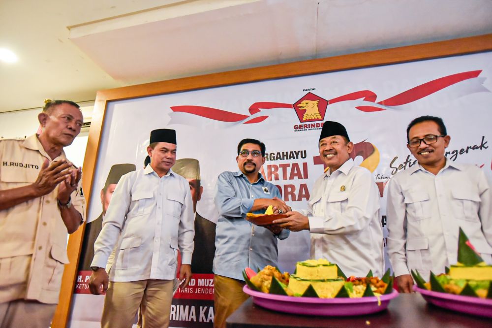 Ketua DPC Partai Gerindra Surabaya BF Sutadi memberikan tumpeng kepada Machfud Arifin di acara syukuran HUT ke 12 Partai Gerindra