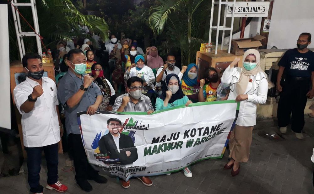 Calon Wali Kota Surabaya Machfud Arifin dan Ny Lita, istrinya bersama warga Dinoyo Sekolahan II RW 4, Tegalsari