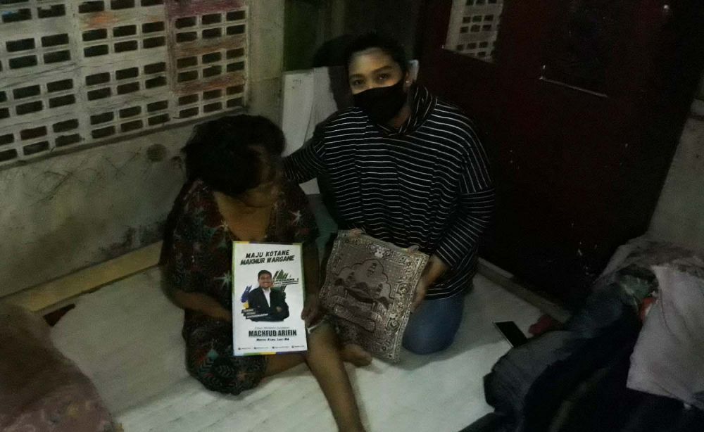 Kerabat Calon Wali Kota Surabaya Machfud Arifin saat memberikan bantuan kepada Ngaisah, nenek 70 tahun warga Dinoyo Sekolahan II RW 4, Tegalsari yang sakit stroke