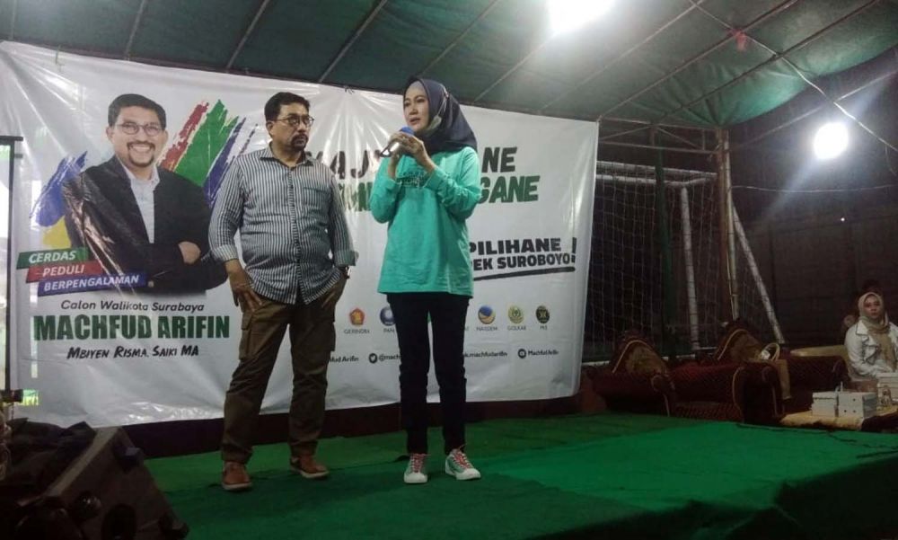 Calon Wali Kota Surabaya Machfud Arifin mendampingi Ny Lita, istrinya yang menjelaskan tentang UMKM di hadapan warga Dinoyo Sekolahan II RW 4, Tegalsari