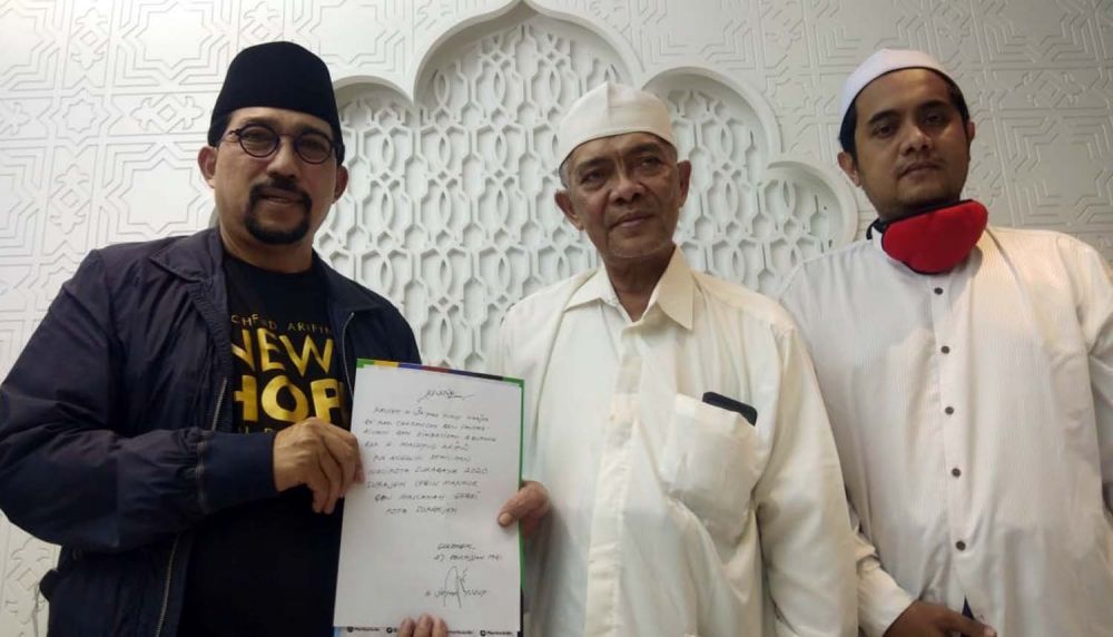 Cawali Surabaya Irjen Pol (Purn) Machfud Arifin saat bersilaturami dengan Ponpes Darul Ulum II Al Wahidiyah, Omben, Sampang, KH Ja'far Yusuf