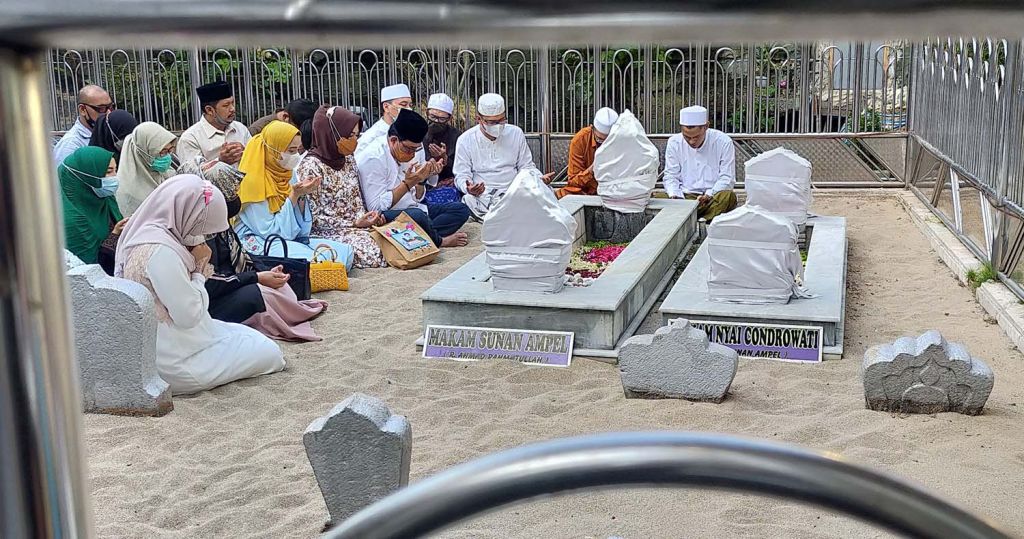 Machfud Arifin dan Ny Lita, istrinya serta anak bungsunya saat berziarah ke Makam Sunan Ampel, Surabaya