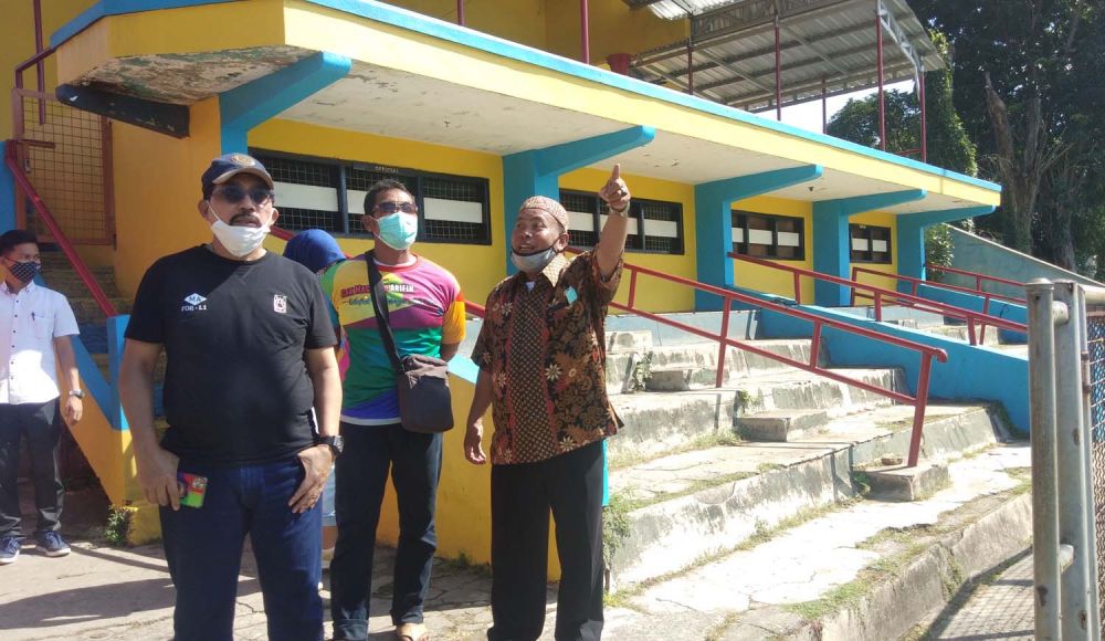 Calon Wali Kota Surabaya Machfud Arifin saat melihat GOR Simo Rukun