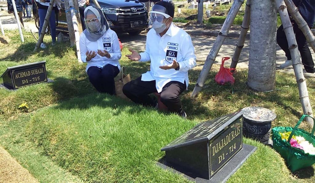 Machfud Arifin dan Ny Lita, istrinya ziarah ke makam kedua orangtuanya di TPU Keputih, Surabaya