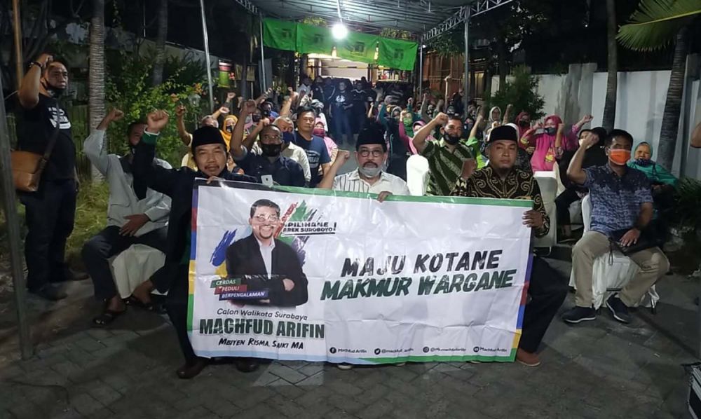 Calon Wali Kota Surabaya Irjen Pol (Purn) Machfud Arifin saat menyapa warga Barata Jaya