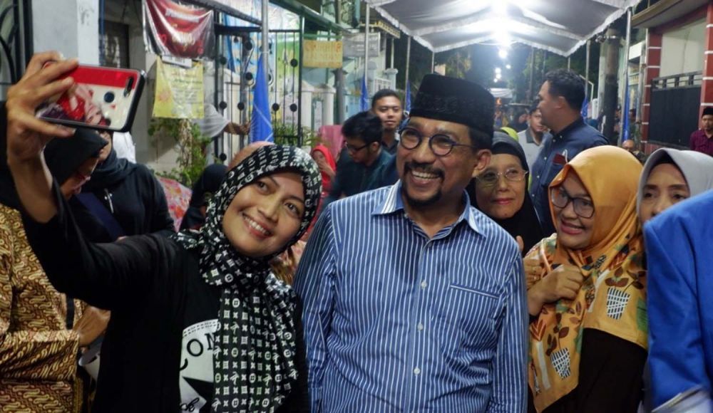 Warga berebut foto bareng Bacawali Surabaya Machfud Arifin