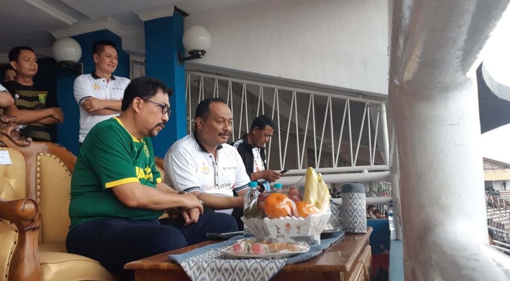Machfud Arifin saat mendukung Persebaya dengan menonton langsung di Stadion Gelora Delta Sidoarjo 
