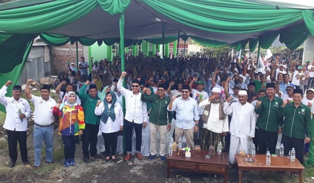 Machfud Arifin berbaur dengan warga di Kampung Nelayan Sukolilo Baru, Surabaya