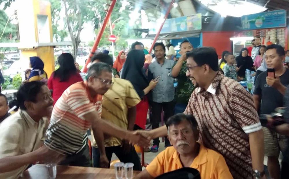 Machfud Arifin berinteraksi dengan warga Keputran Kejambon, Surabaya