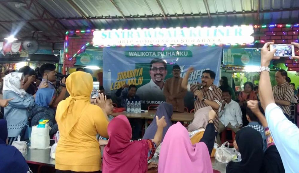 Machfud Arifin berinteraksi dengan warga Keputran Kejambon, Surabaya