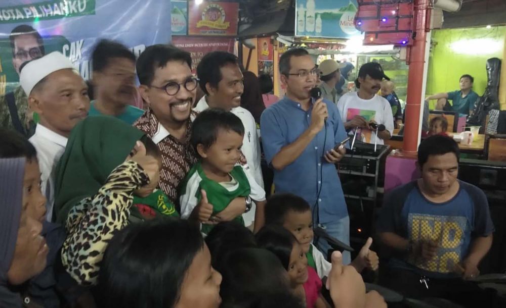 Machfud Arifin berinteraksi dengan warga Keputran Kejambon, Surabaya