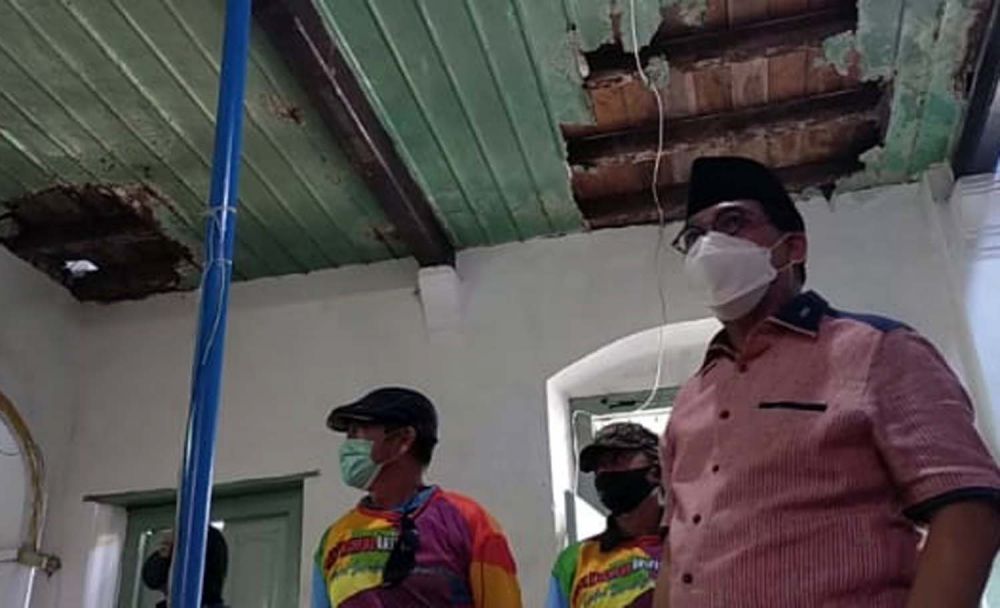 Calon Wali Kota Surabaya Machfud Arifin saat melihat kondisi Langgar Dipo pada 30 Juli 2020