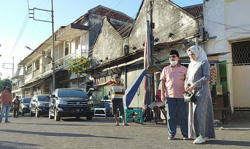 Calon Wali Kota Surabaya Machfud Arifin bersama Ny Lita, istrinya saat melihat kawasan kota tua di sekitar Langar Dipo pada 30 Juli 2020