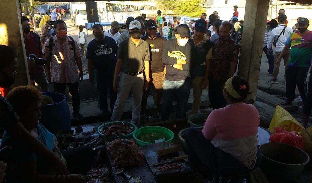 Calon Wali Kota Surabaya Machfud Arifin saat menyapa warga di Kampung Nelayan Morokrembangan
