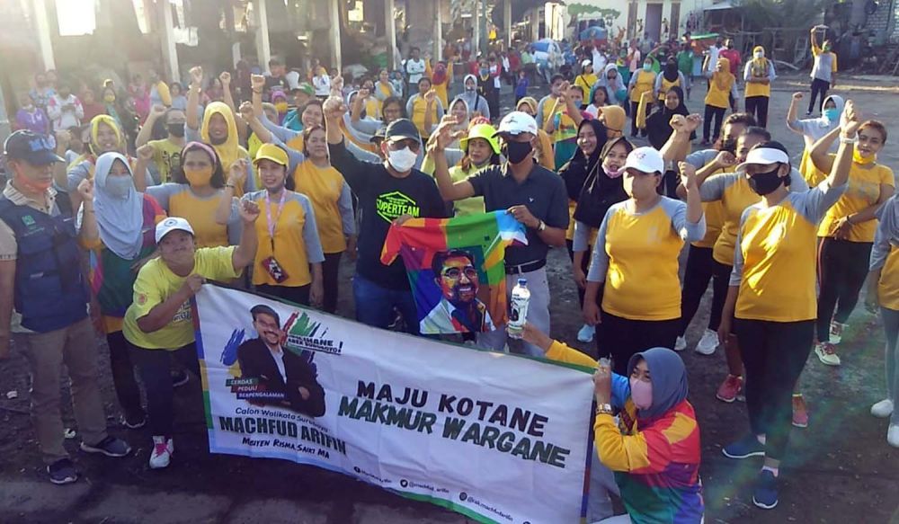 Calon Wali Kota Surabaya Machfud Arifin bersama warga Kampung Nelayan Morokrembangan