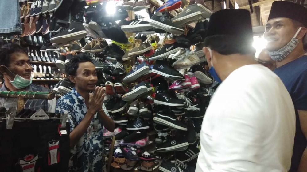 Calon Wali Kota Surabaya Irjen Pol (Purn) Machfud Arifin saat blusukan di Pasar Blauran