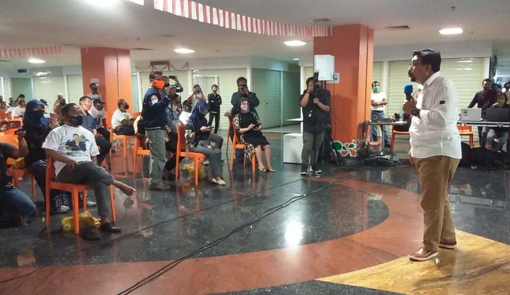 Cawali Machfud Arifin melakukan tanya jawab dengan para pedagang Pasar Turi, Surabaya