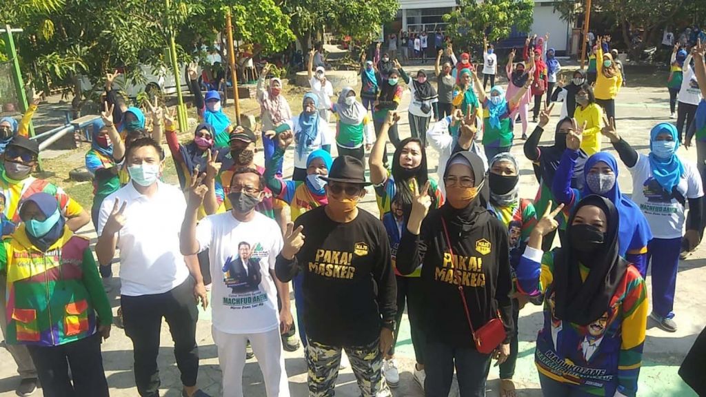 Cawali Surabaya Nomor Urut 2, Machfud Arifin didampingi Azrul Ananda menyapa warga Pondok Benowo Indah 