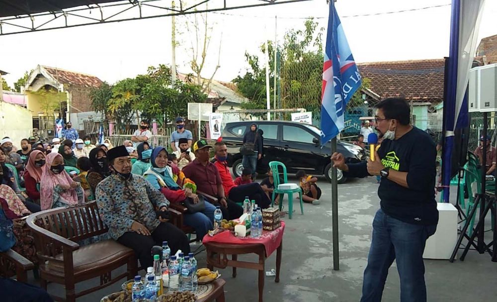 Calon Wali Kota Surabaya Machfud Arifin menyapa warga Tambak Wedi