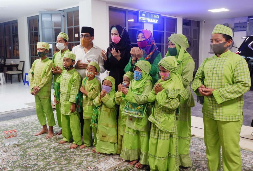 Machfud Arifin dan Ny Lita istrinya usai doa bersama para anak yatim