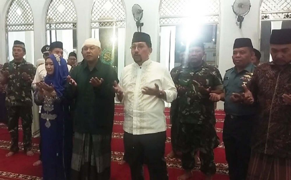 Mantan Kapolda Jatim Irjen Pol (Purn) Machfud Arifin berdoa setelah meresmikan Masjid Muhammad Nur Hamzah, di Ponpes Hidayatulloh Al Muhajirin, Arosbaya, Bangkalan, Madura