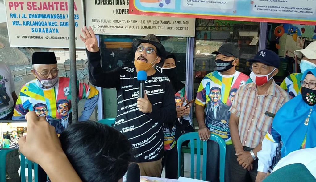 Cawali Machfud Arifin saat menyapa warga Gubeng Airlangga, Surabaya