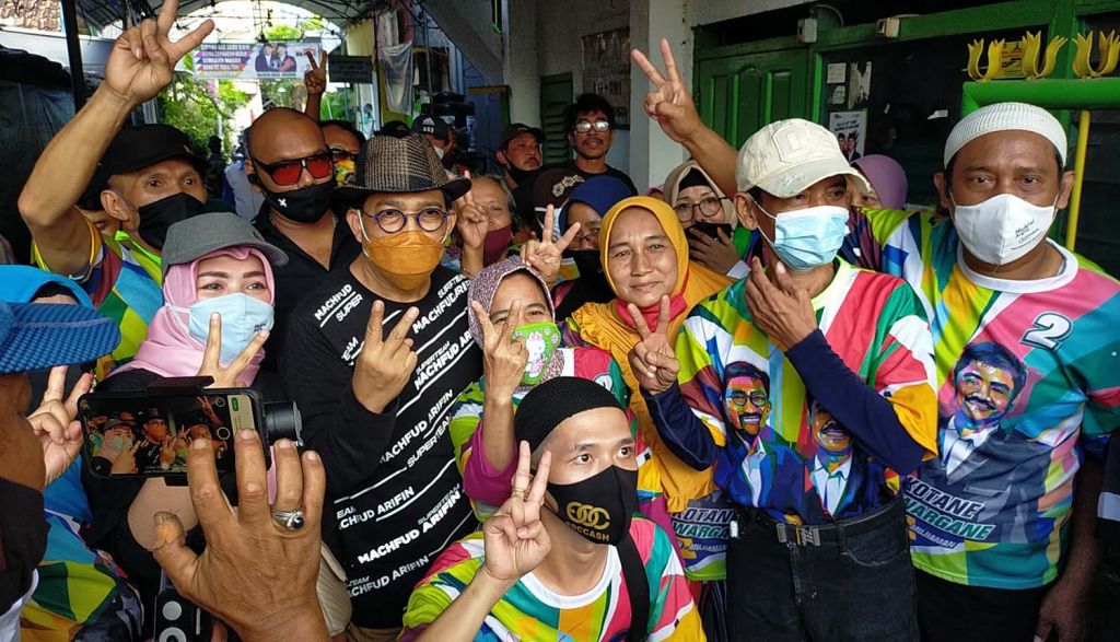 Cawali Machfud Arifin saat menyapa warga Gubeng Airlangga, Surabaya