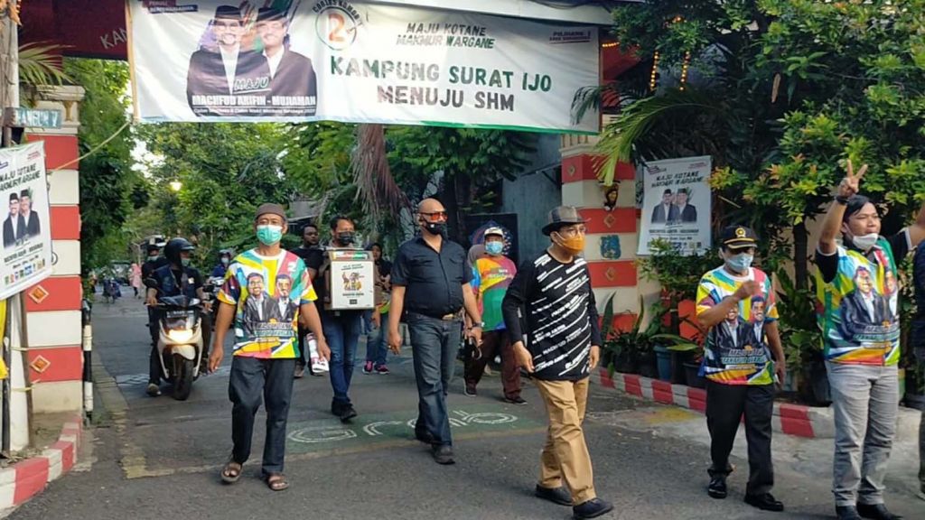 Cawali Machfud Arifin saat jalan kaki menyapa warga di Kelurahan Barata Jaya, Gubeng, Surabaya