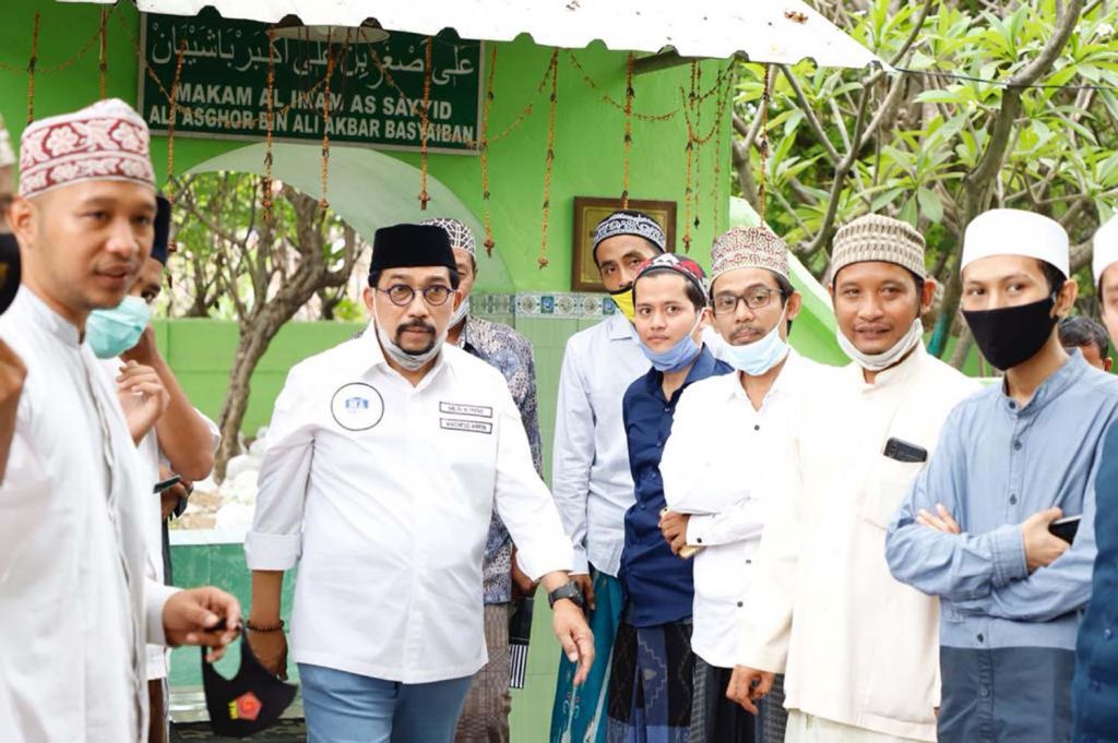 Calon Wali Kota Surabaya Machfud Arifin berziarah ke makam para wali di Sidoresmo (Nderesmo), Wonocolo
