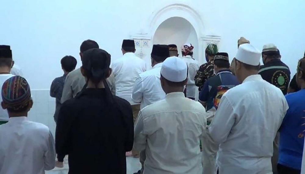 Calon Wali Kota Machfud Arifin saat Salat Isya berjamaah di Langgar Gipo, Surabaya