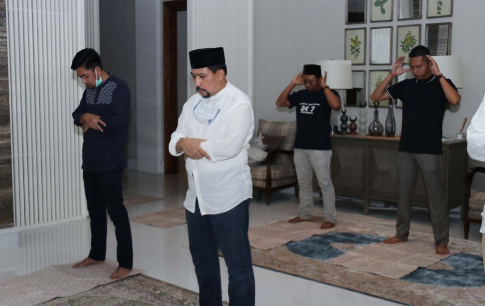 Cawali Surabaya Machfud Arifin Salat Tarawih pertama di rumah