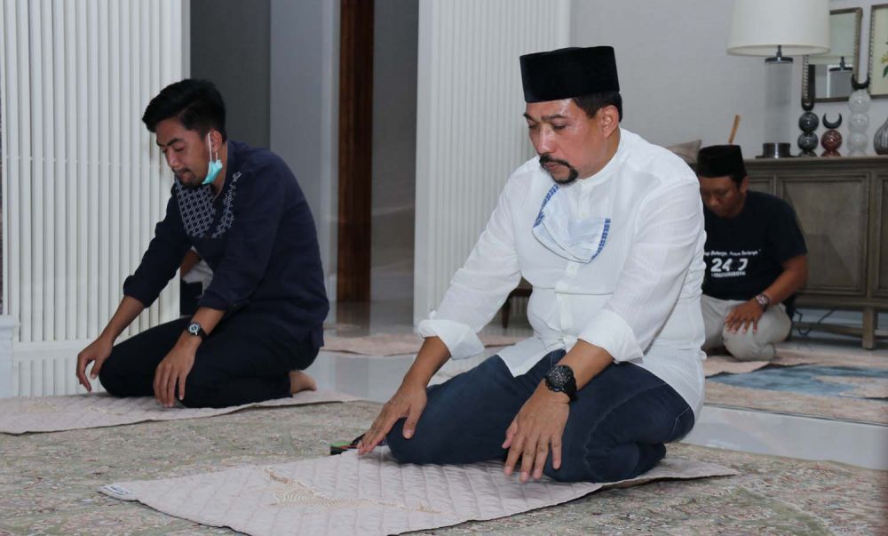 Cawali Surabaya Machfud Arifin Salat Tarawih pertama di rumah