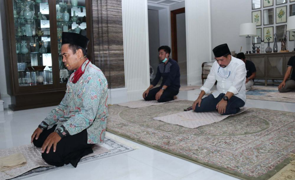 Cawali Surabaya Machfud Arifin Salat Tarawih pertama di kediamannya