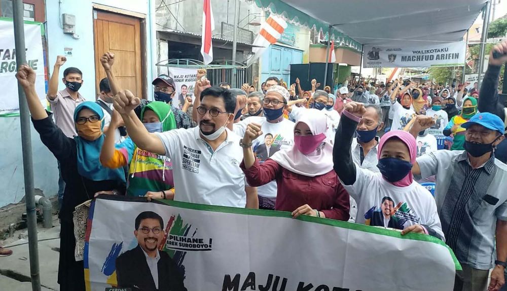 Calon Wali Kota Surabaya Machfud Arifin bersama warga Bulak Rukem